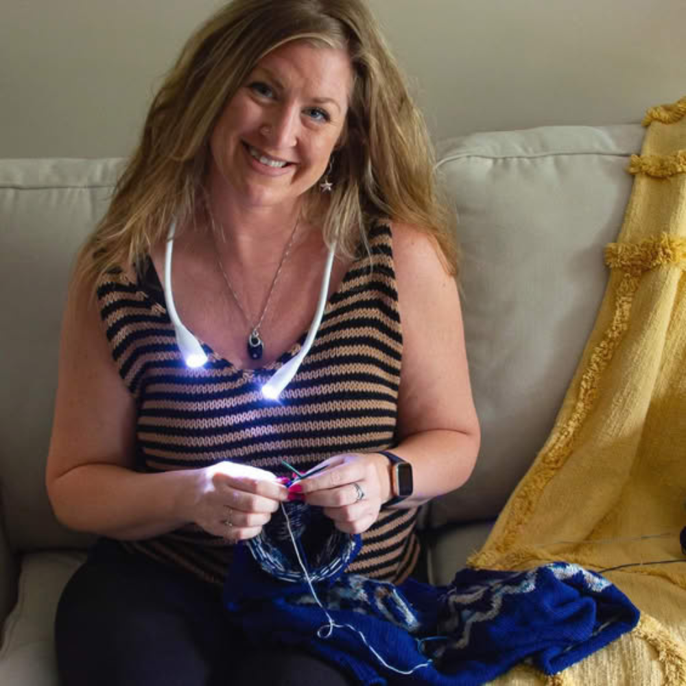 Luniva- The neck light that brightens your creations and relieves eye strain